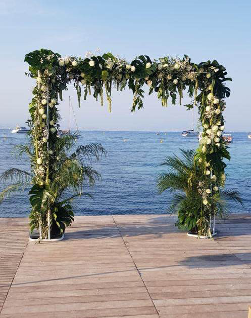 Composition florale arche mariage