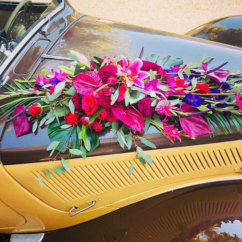 Composition florale voiture mariés