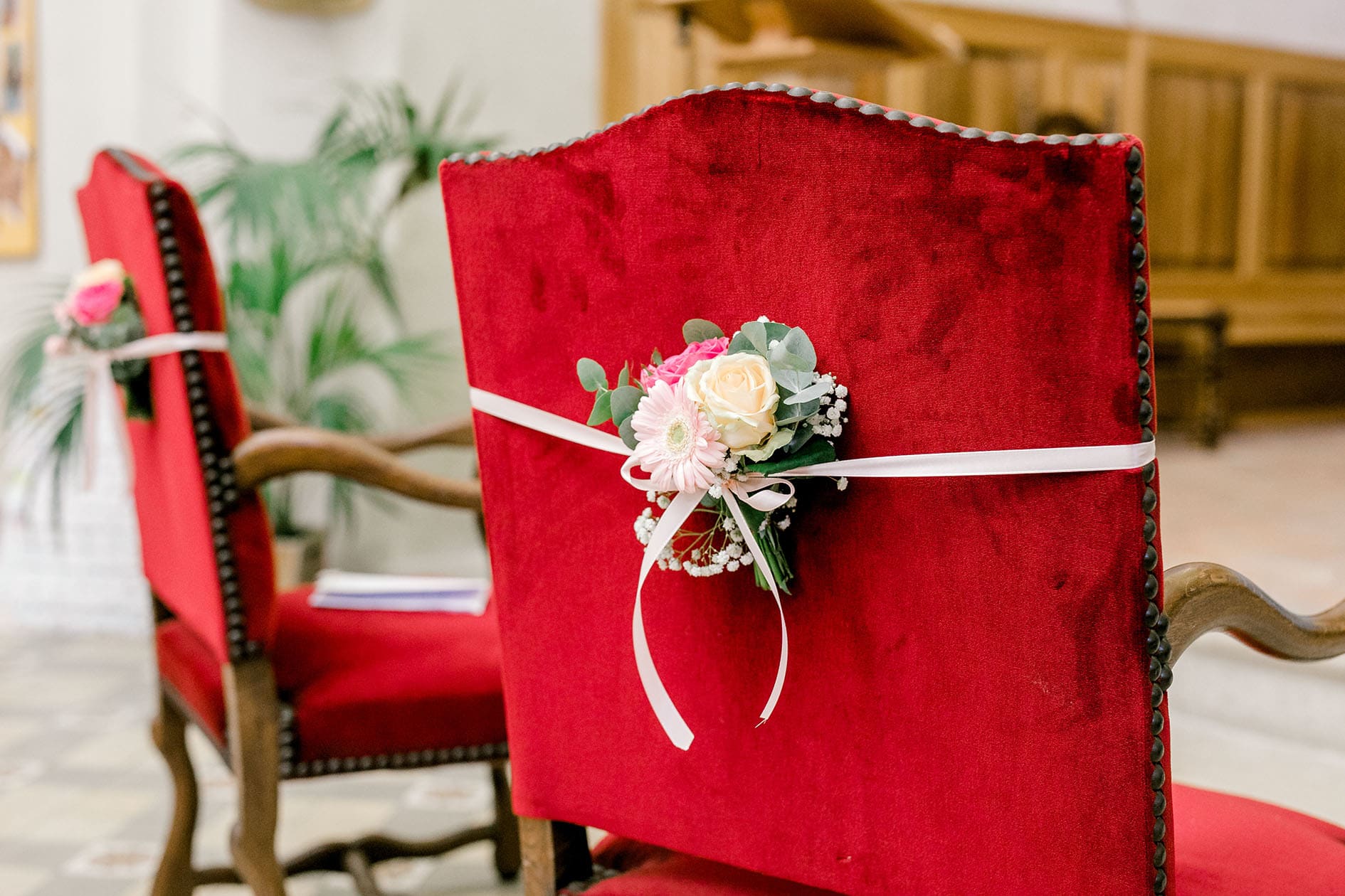 Mariage - composition florale chaises mairie