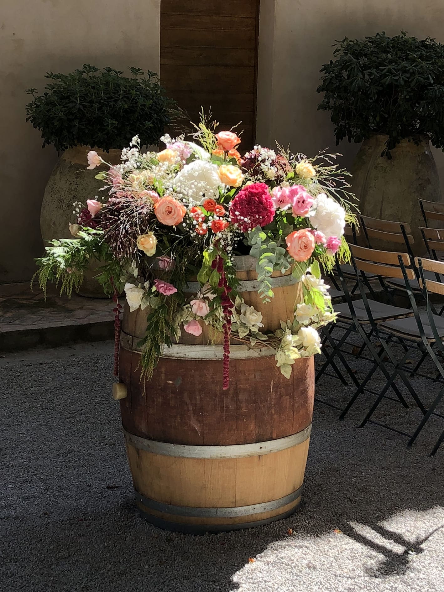 Mariage - composition florale tonneaux