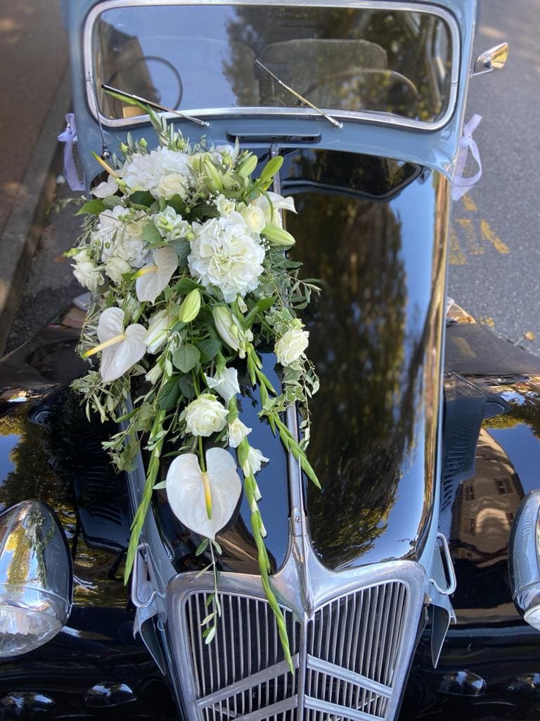 Composition florale mariage voiture