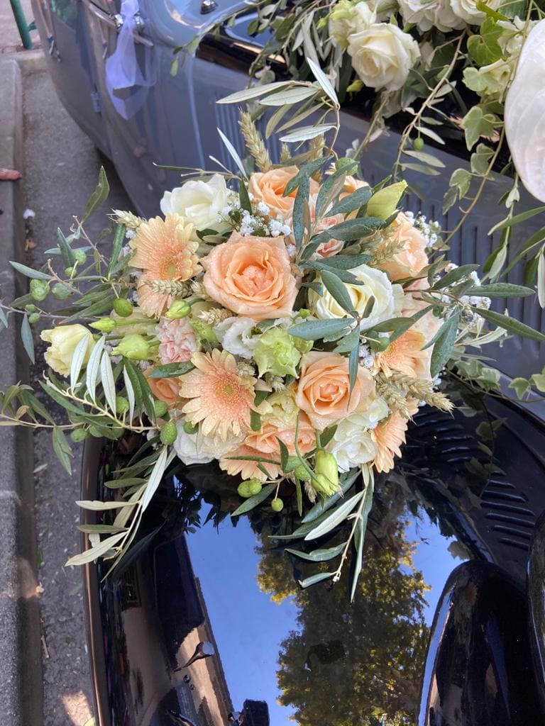 Composition florale mariage voiture